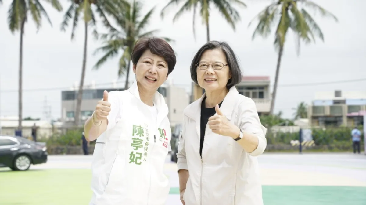 前總統蔡英文一踏進總部就笑稱:「我全台跑透透,從來沒有看過這麼有美感及設計感的競選總部!」並與陳亭妃體驗AI政見互動區及「妃熊幸福」空間。(圖/陳亭妃競選總部提供)