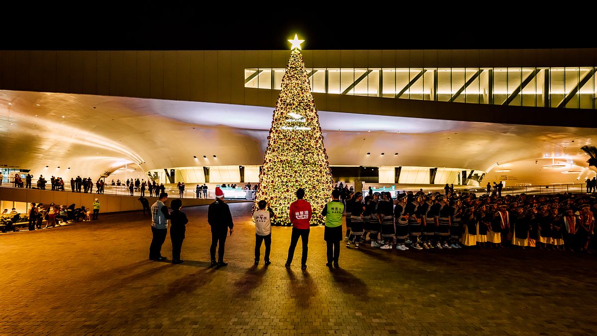 「聖誕YA武營」與大家一起倒數點亮聖誕樹。(圖/衛武營國家藝術文化中心提供) 「聖誕YA武營」與大家一起倒數點亮聖誕樹。(圖/衛武營國家藝術文化中心提供)