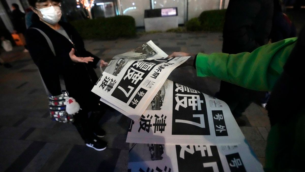 作者指出,讀者同時具有很多身分,但目前幾乎所有報紙僅凸顯「消費者」這個面向,因此各種廣告、影劇與消費……版面,無不具備。(示意圖/美聯社) 作者指出,讀者同時具有很多身分,但目前幾乎所有報紙僅凸顯「消費者」這個面向,因此各種廣告、影劇與消費……版面,無不具備。(示意圖/美聯社)