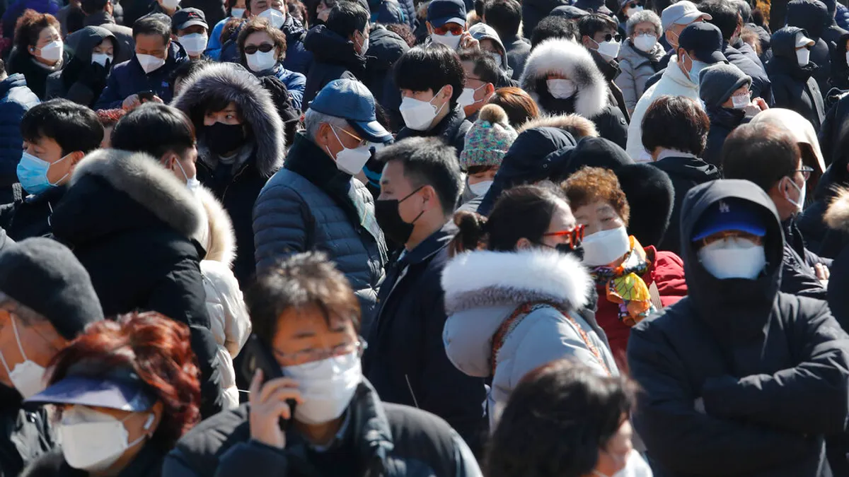 南韓首爾購買口罩的民眾大排長龍。(美聯社)