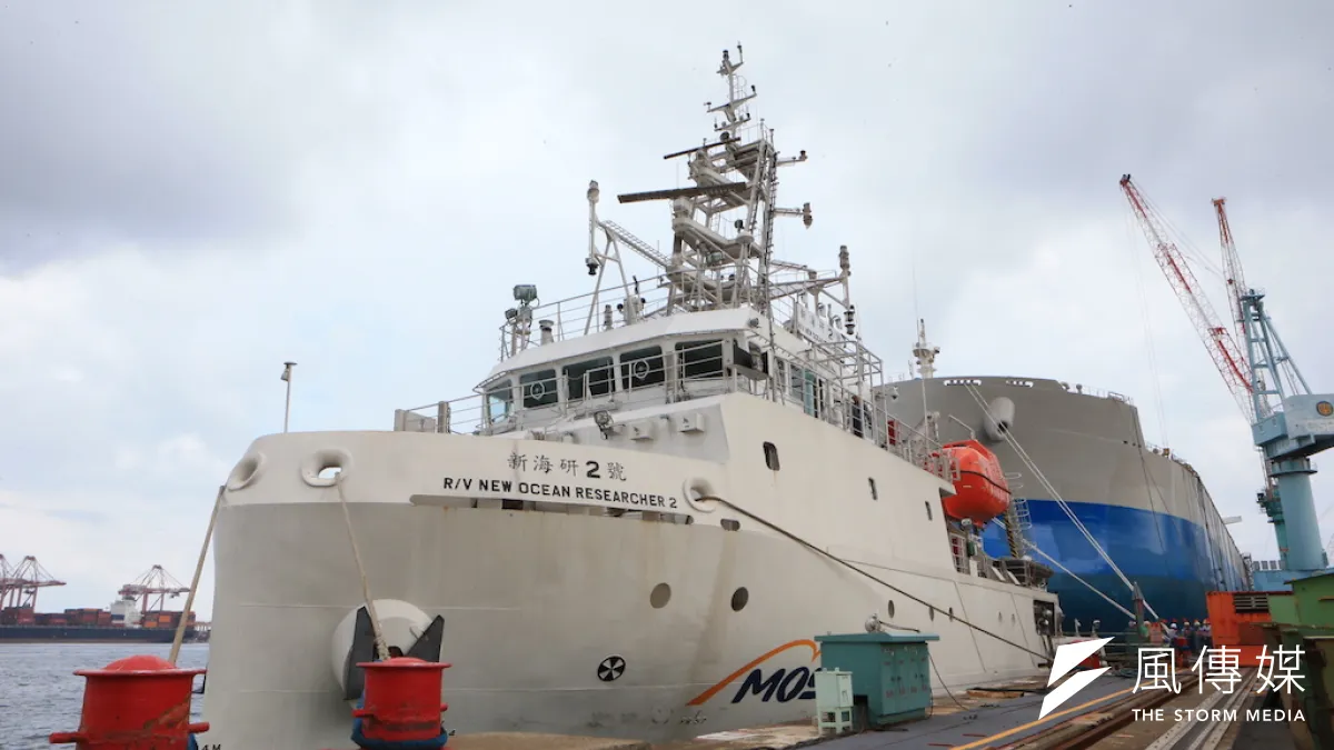 高雄港近期頻繁出現一艘名為「新海研二號」的船隻,為台船打造海洋研究船。(圖/徐炳文攝)