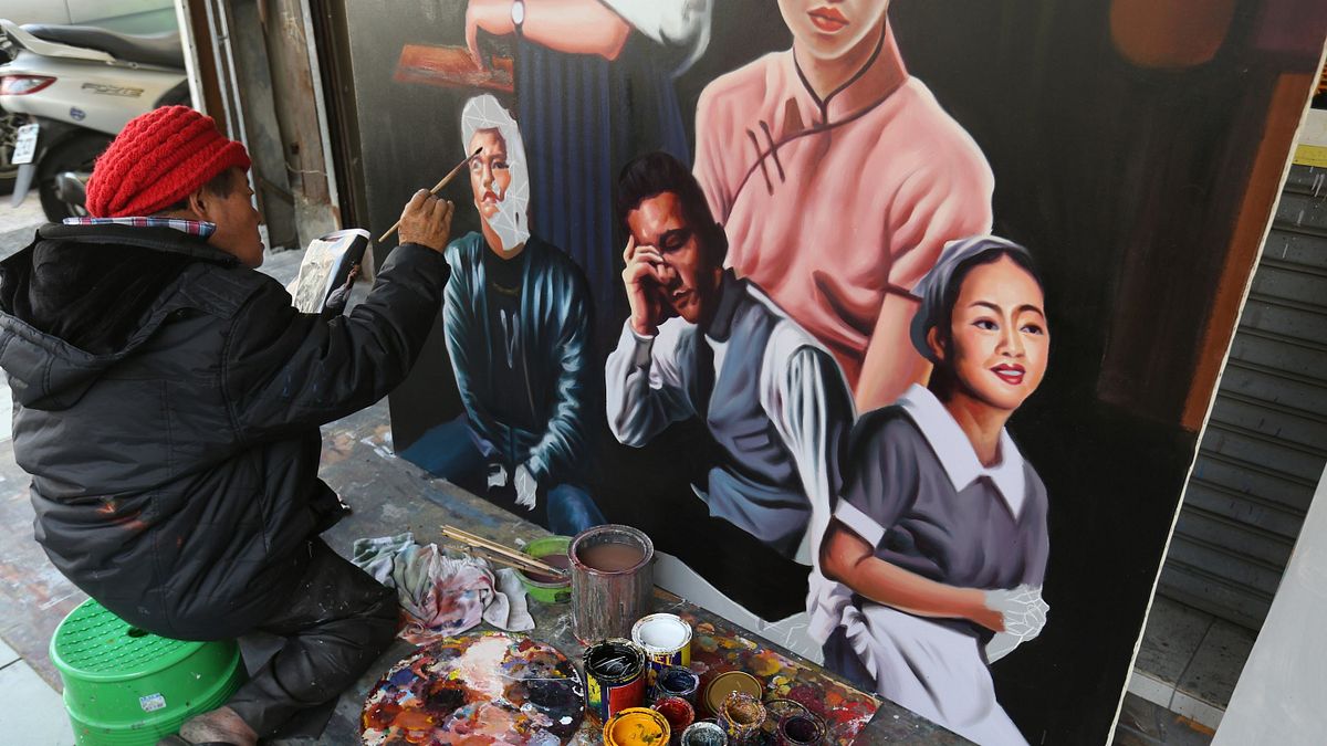 全美戲院對面的騎樓,無時無刻都能看到顏振發盯著海報在作畫。(圖/張榮祥攝影,文化+提供) 全美戲院對面的騎樓,無時無刻都能看到顏振發盯著海報在作畫。(圖/張榮祥攝影,文化+提供)