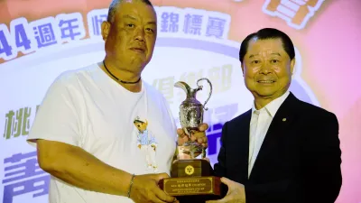 桃園高爾夫俱樂部悅華大酒店,44週年 「菁英齊聚 桃悅朋趣」 悅華盃錦標賽,由天成飯店集團董事長張茂松(右)頒發競技組總桿冠軍給許志民(左)。(圖/天成飯店集團提供)