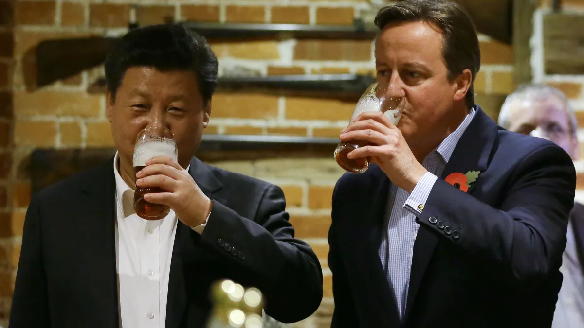 中國國家主席習近平(左)22日與英國首相卡麥隆(右)前往契克斯莊園喝啤酒。(美聯社)