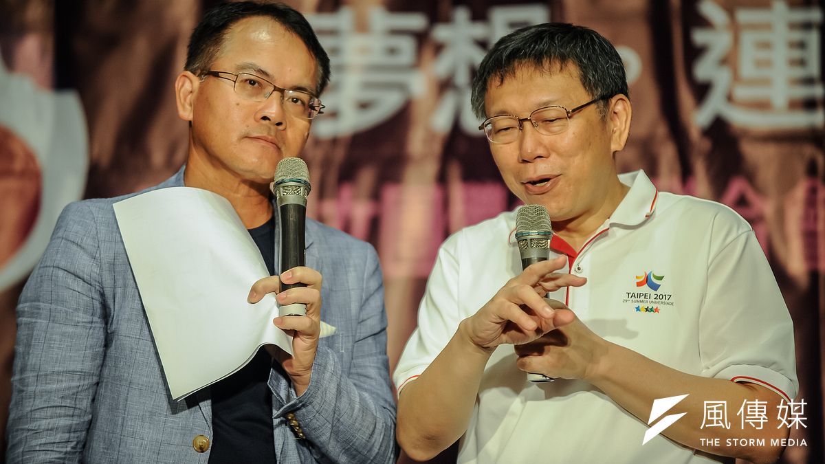 台北市長柯文哲24日出席台灣婦全會15週年募款餐會,與主持人鄭弘儀對話。(甘岱民攝) 台北市長柯文哲24日出席台灣婦全會15週年募款餐會,與主持人鄭弘儀對話。(甘岱民攝)