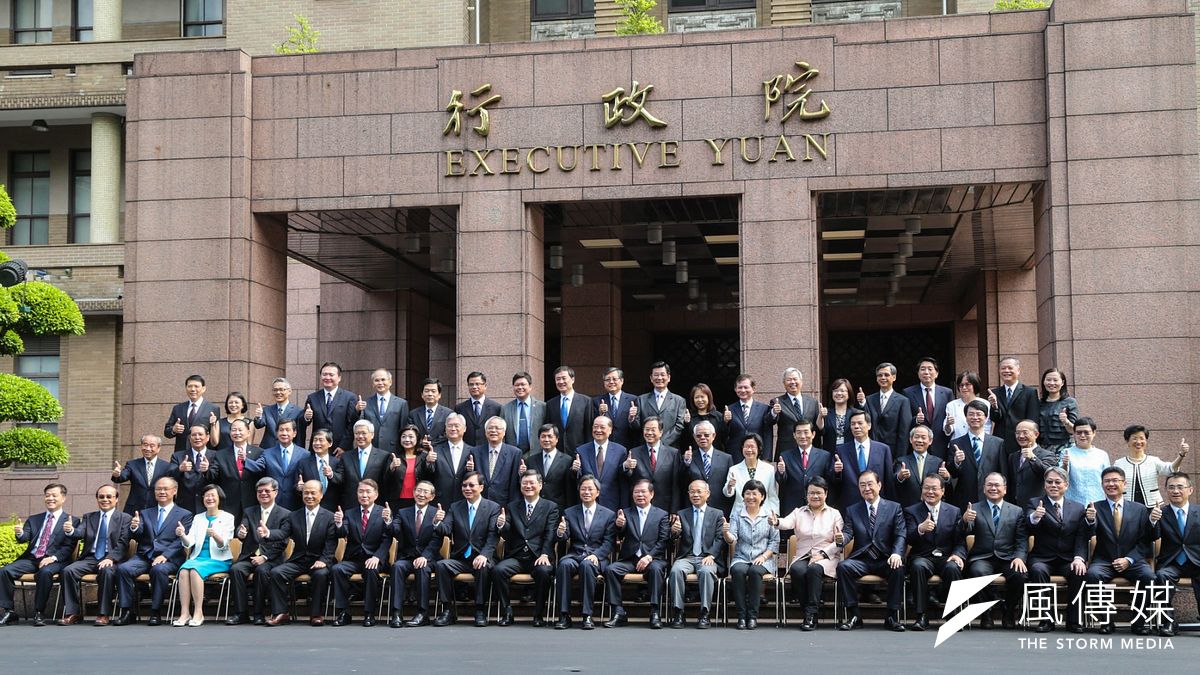張善政12日率內閣總辭,並拍「畢業照」。(陳明仁攝) 張善政12日率內閣總辭,並拍「畢業照」。(陳明仁攝)