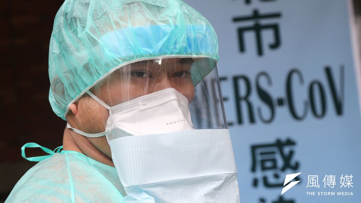 臺北中興醫院舉辦MERS防疫演練,醫護人員身穿防護衣進行演練。(吳逸樺攝) 臺北中興醫院舉辦MERS防疫演練,醫護人員身穿防護衣進行演練。(吳逸樺攝)