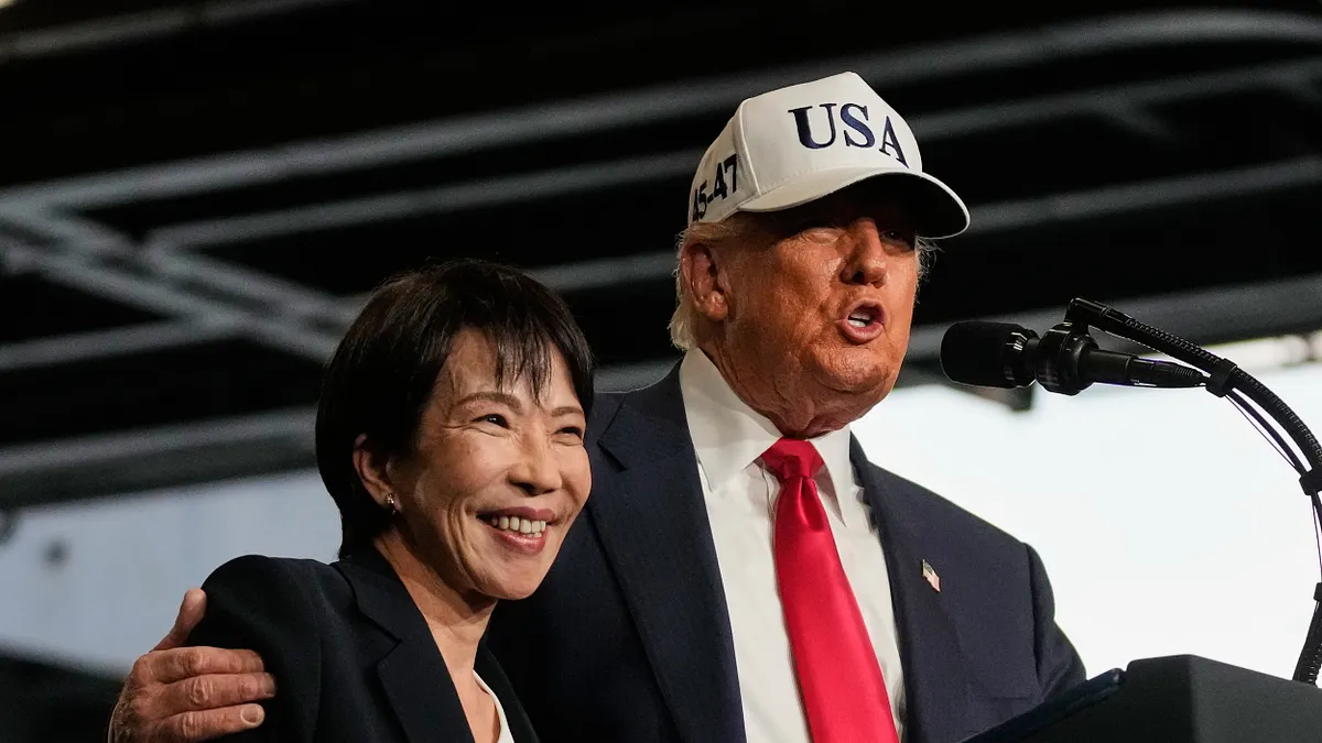 2025年10月28日、米空母「ジョージ・ワシントン」上で演説するトランプ米大統領。日本の高市早苗首相を「偉大な女性リーダー」と称賛した。(写真/AP通信) 2025年10月28日、米空母「ジョージ・ワシントン」上で演説するトランプ米大統領。日本の高市早苗首相を「偉大な女性リーダー」と称賛した。(写真/AP通信)