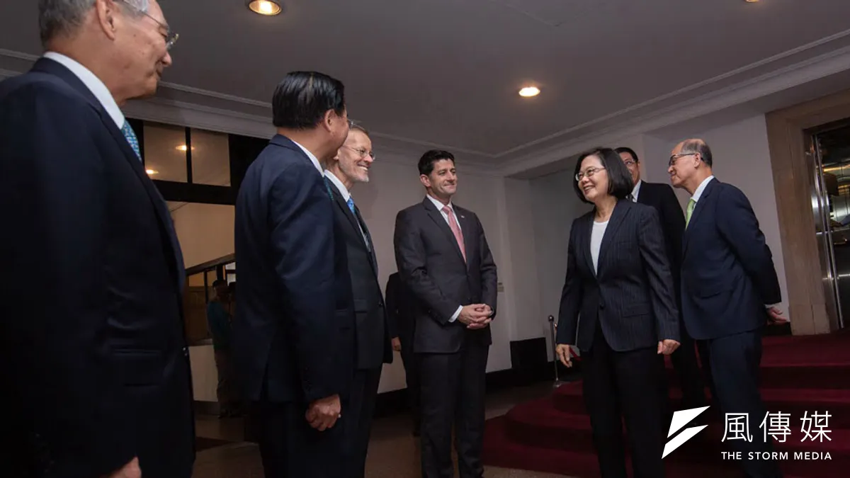 藉AIT慶祝會,美眾院前議長萊恩(中)與蔡英文(右三)相見歡。(總統府提供)