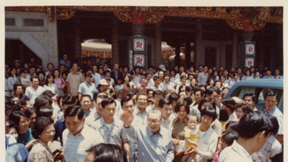 前總統蔣經國出身威權,但開放台灣民主化,功過備受爭議與討論。圖為蔣經國訪視彰化鹿港天后宮。(作者黃上賓提供,取自國史館) 前總統蔣經國出身威權,但開放台灣民主化,功過備受爭議與討論。圖為蔣經國訪視彰化鹿港天后宮。(作者黃上賓提供,取自國史館)