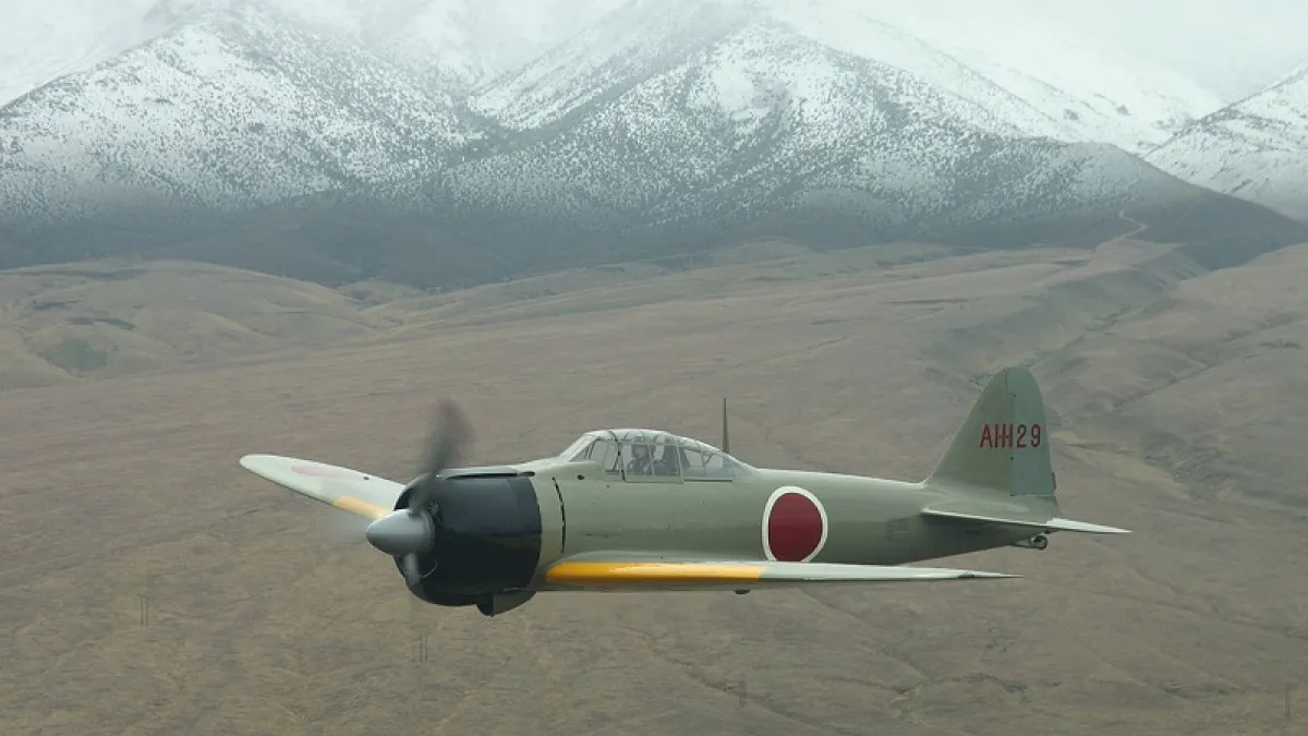 拉包爾喜悅的回報「擊破地面敵機三十機」,大本營與海軍軍令部也大加褒揚,甚至連天皇陛下竟也表達滿足之意。圖為零式戰鬥機。(Marc Grossma,維基百科)