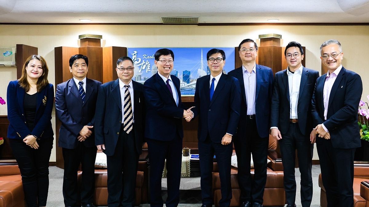 鴻海集團董事長劉揚偉(左4)3月率團隊拜會高雄市長陳其邁(右4)與市府團隊。(圖/高市府提供) 鴻海集團董事長劉揚偉(左4)3月率團隊拜會高雄市長陳其邁(右4)與市府團隊。(圖/高市府提供)