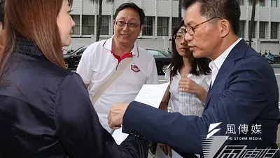 柯文哲競選總幹事姚立明(中)10日赴台北地檢署按鈴控告羅淑蕾「誣告」、「妨害名譽」、「意圖使人不當選」。(余志偉攝)