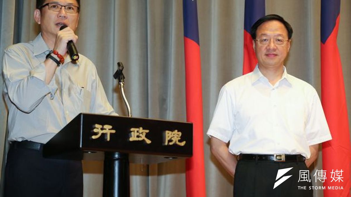 行政院發給揭發黑油的台南 A先生五十萬檢舉獎金。(資料照/余志偉攝) 行政院發給揭發黑油的台南 A先生五十萬檢舉獎金。(資料照/余志偉攝)