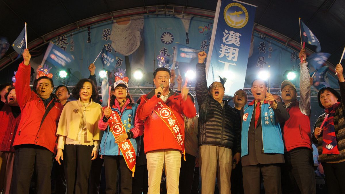 蔡錦隆總部選前之夜 攏出來,力挺台中第二席 蔡錦隆總部選前之夜 攏出來,力挺台中第二席