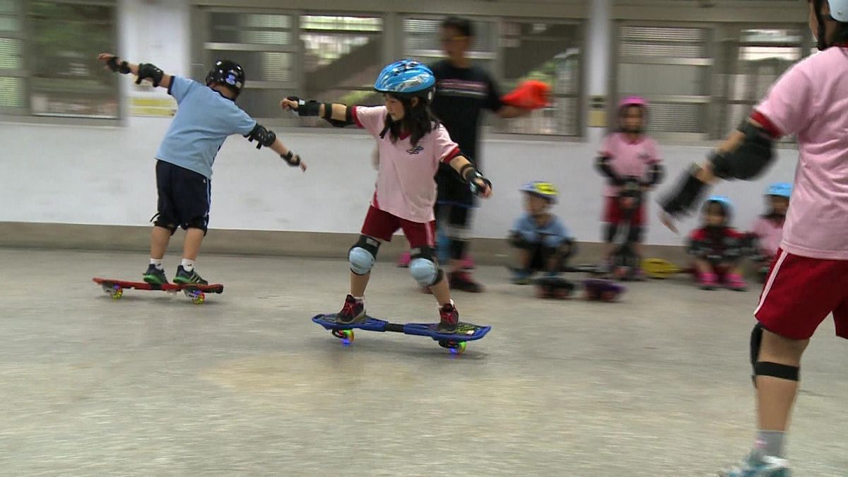 護具、安全帽穿戴充足 學輪板不怕摔成「豬頭」 護具、安全帽穿戴充足 學輪板不怕摔成「豬頭」