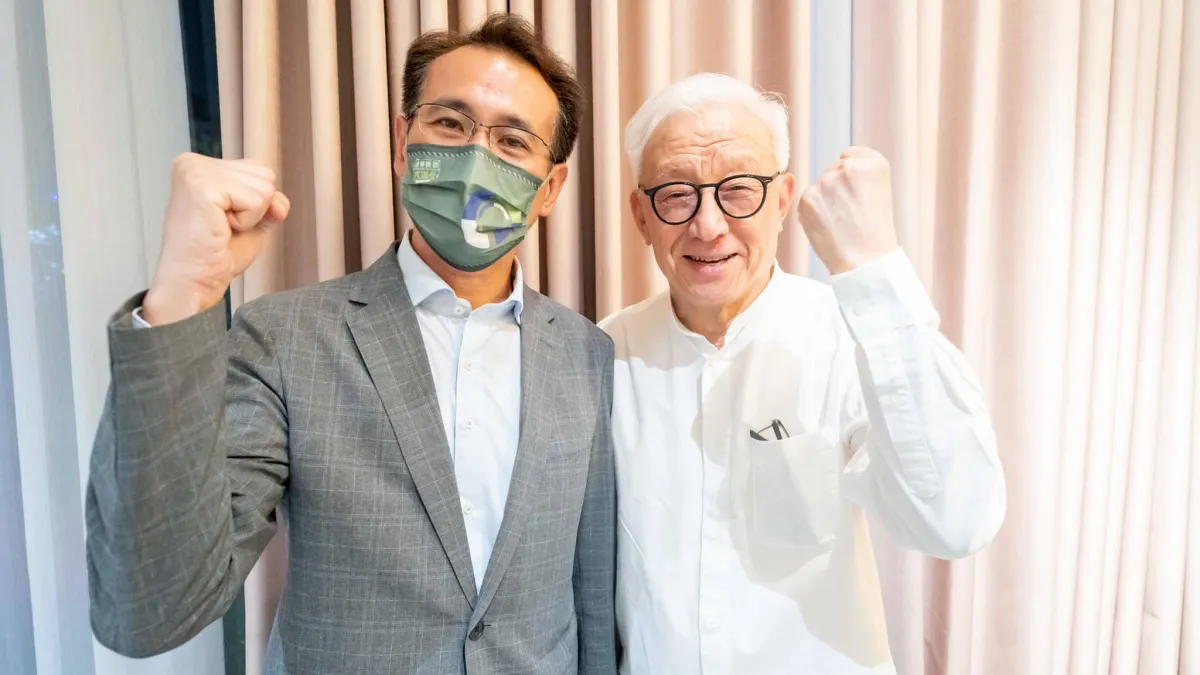 民進黨桃園市長參選人鄭運鵬(左)與聯電前董事長曹興誠(右)4日共同出席台灣公益講座。(取自鄭運鵬 Cheng Yun-Peng臉書)