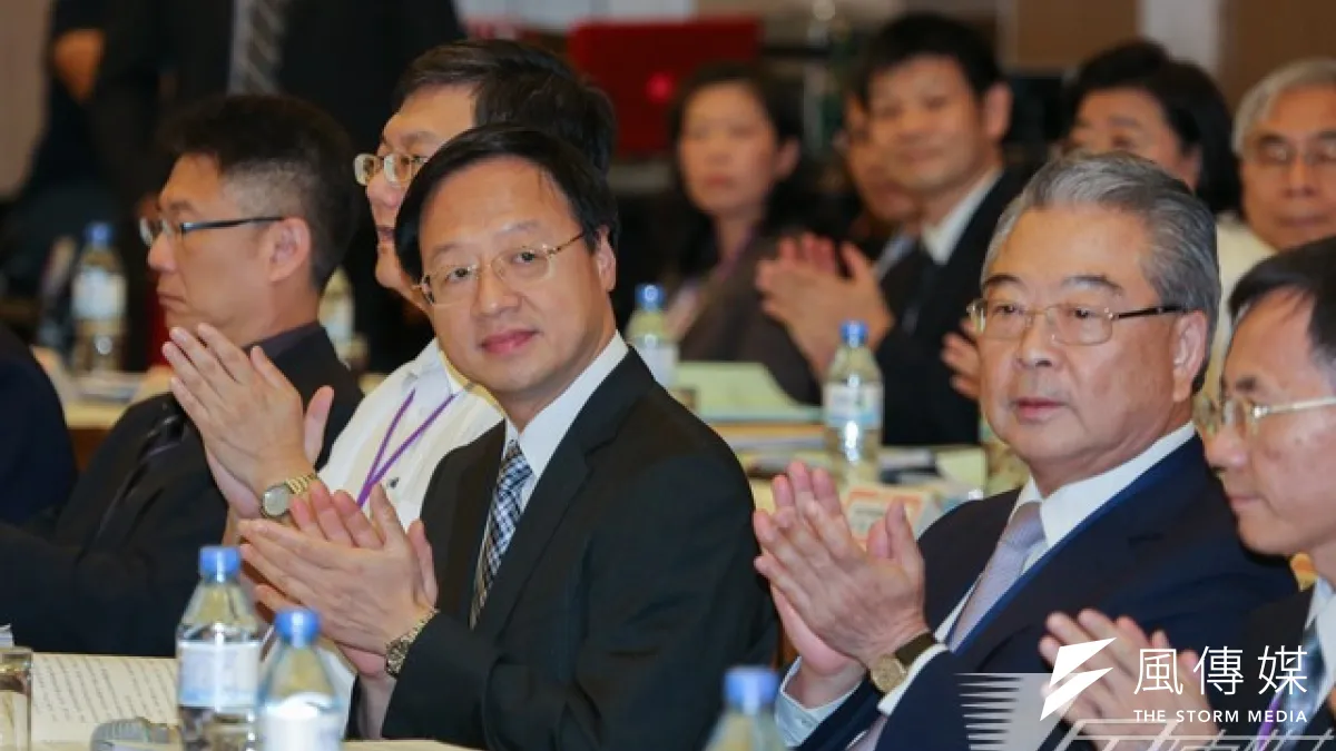 江宜樺出席全國工業領袖會議,工總理事長許勝雄(右二)提交產業白皮書。(余志偉攝)
