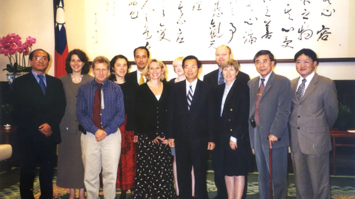 美國防疫醫師馬隆妮(左六),對陳水扁總統的一句話,影響台灣引入防疫醫師制度。(郭旭崧提供)