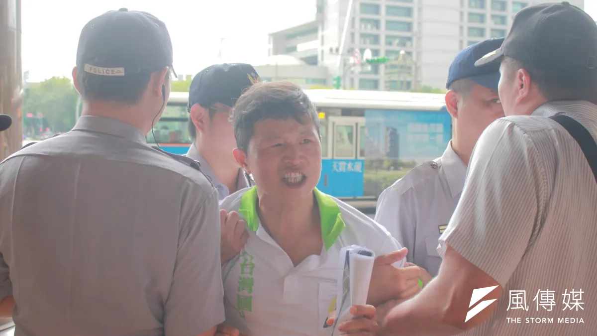 台灣國陳峻涵等人欲闖入北市府,遭優勢警力阻擋。(方炳超攝)