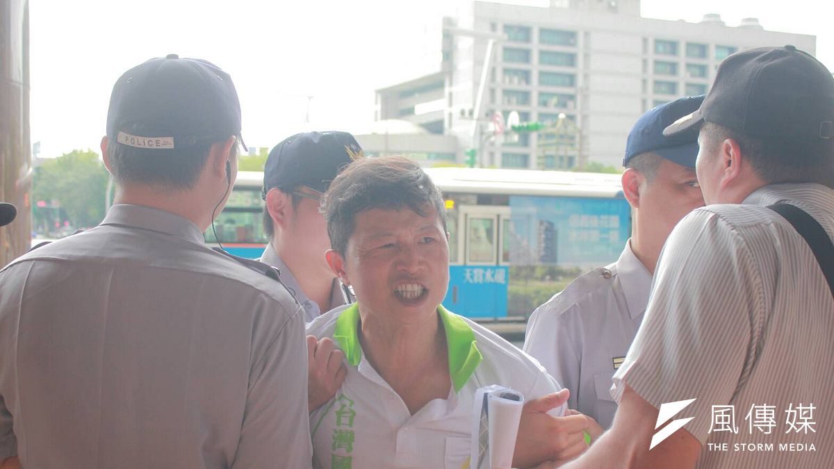 台灣國陳峻涵等人欲闖入北市府,遭優勢警力阻擋。(方炳超攝) 台灣國陳峻涵等人欲闖入北市府,遭優勢警力阻擋。(方炳超攝)