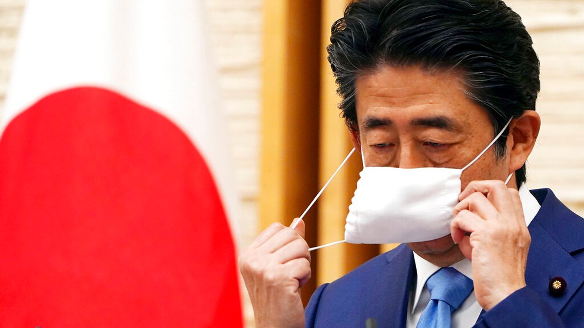 2022年7月8日,日本前首相安倍晉三在奈良街頭遇刺身亡。圖為2020年5月4日,安倍在總理大臣官邸召開記者會。(美聯社) 2022年7月8日,日本前首相安倍晉三在奈良街頭遇刺身亡。圖為2020年5月4日,安倍在總理大臣官邸召開記者會。(美聯社)