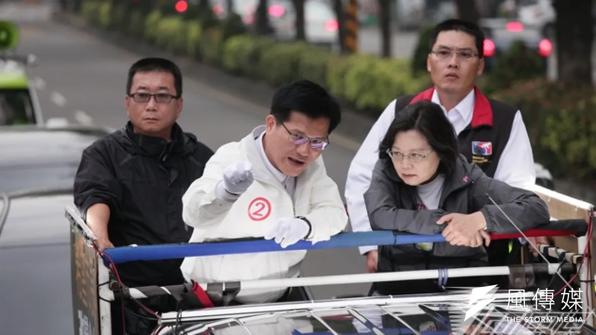 選戰最後關頭,民進黨力守中彰投,圖為民進黨黨主席蔡英文與台中市長候選人林佳龍掃街拜票。(資料照片,蕭德洪攝)