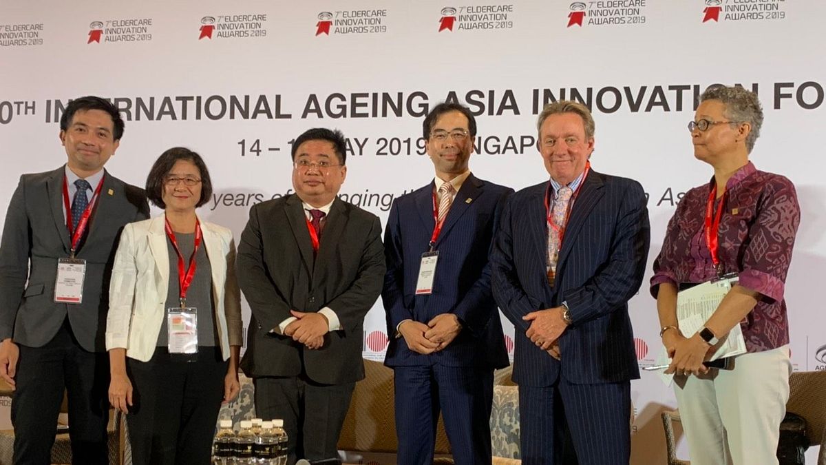 新北市衛生局長陳潤秋(左二)受邀代表臺灣參加新加坡亞太高齡創新論壇,分享新北長照2.0、顧家好企業、青銀共居、佈老時間銀行及銀光未來館等創新作為。 (圖/新北市衛生局提供) 新北市衛生局長陳潤秋(左二)受邀代表臺灣參加新加坡亞太高齡創新論壇,分享新北長照2.0、顧家好企業、青銀共居、佈老時間銀行及銀光未來館等創新作為。 (圖/新北市衛生局提供)