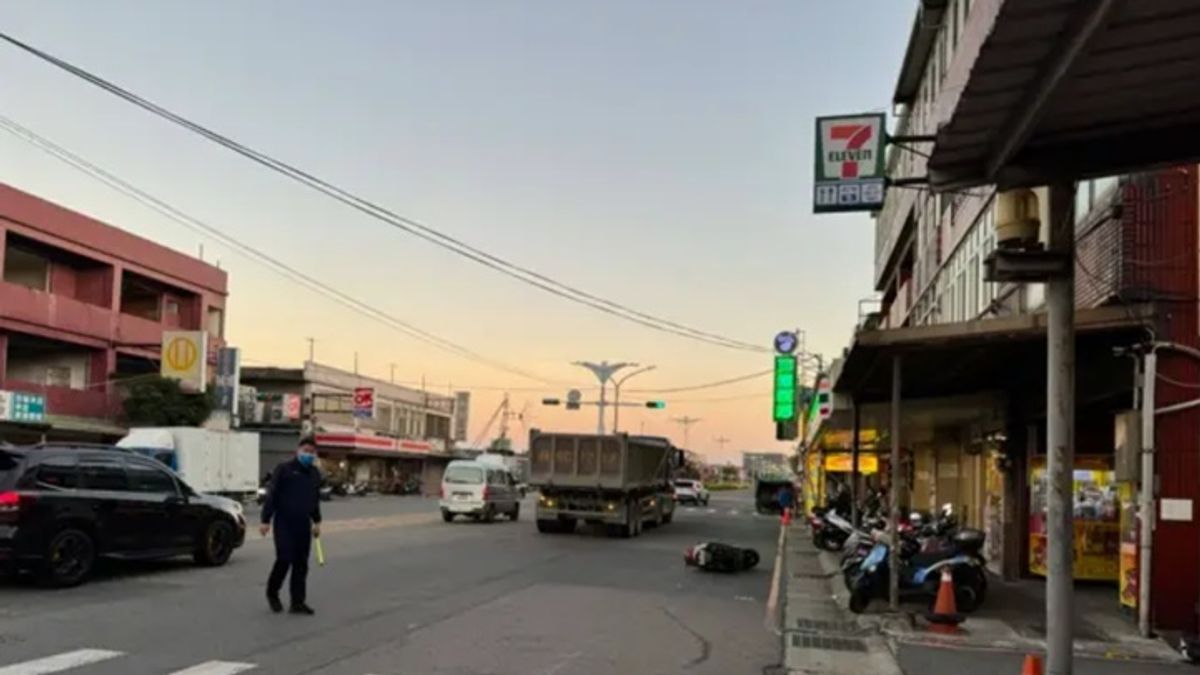 騎士被撞後重傷身亡。(圖/翻攝自記者爆料網) 騎士被撞後重傷身亡。(圖/翻攝自記者爆料網)