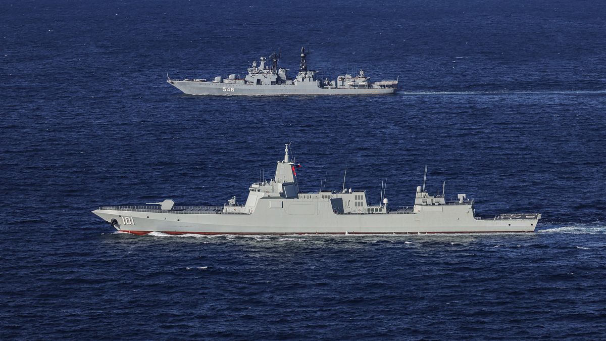 作者認為,美國可能因想維持世界霸權、不願做老二的心態,面臨兩面作戰的可能,圖為中俄「海上聯合-2021」軍事演習。(資料照,新華社) 作者認為,美國可能因想維持世界霸權、不願做老二的心態,面臨兩面作戰的可能,圖為中俄「海上聯合-2021」軍事演習。(資料照,新華社)