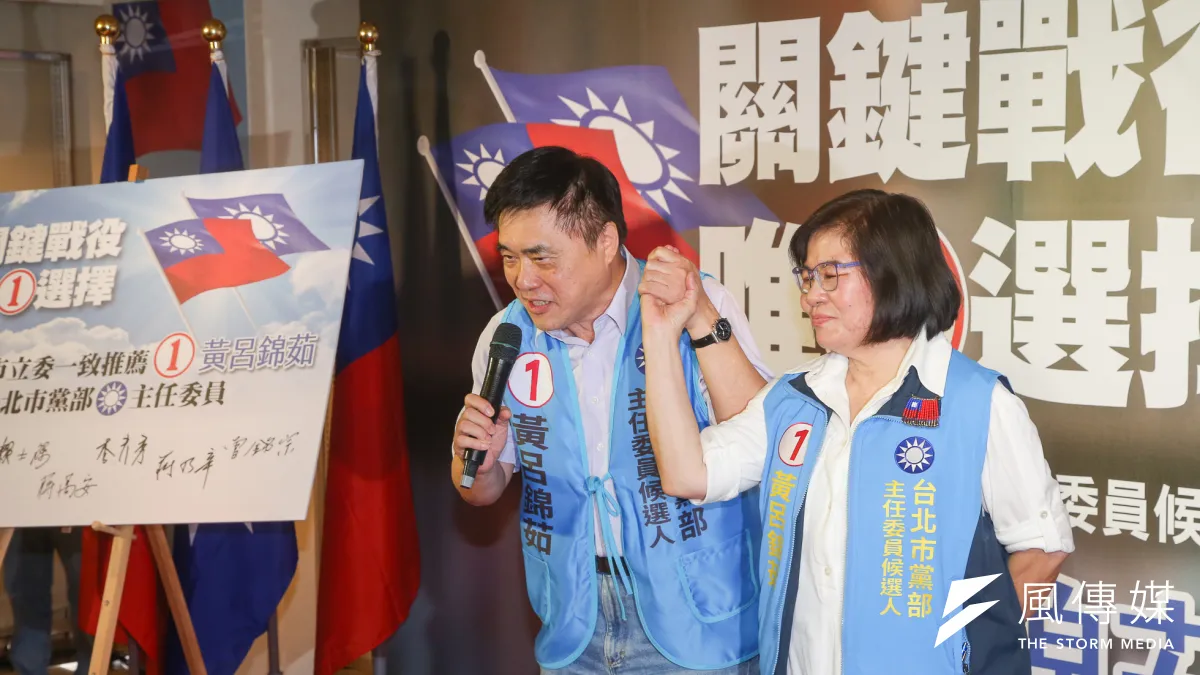 針對國民黨副主席郝龍斌(左)7日替前台北市民政局長黃呂錦茹(右)站台,台北市議員鍾小平痛批,嚴重踐踏選舉的公正性。(陳明仁攝)
