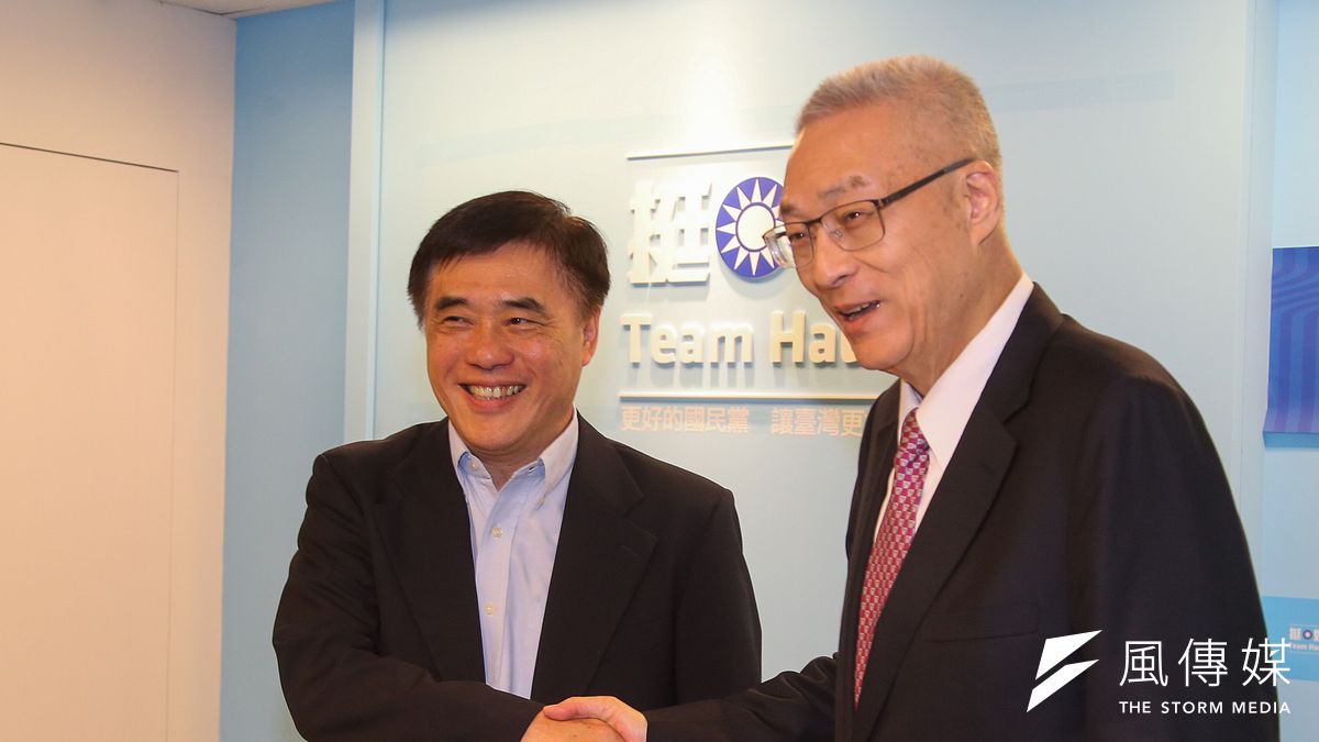 國民黨20日將舉行全代會,準國民黨主席吳敦義將正式就職。而副主席郝龍斌9日也證實,將留任副主席,未來會積極協助吳敦義。(資料照,陳明仁攝) 國民黨20日將舉行全代會,準國民黨主席吳敦義將正式就職。而副主席郝龍斌9日也證實,將留任副主席,未來會積極協助吳敦義。(資料照,陳明仁攝)