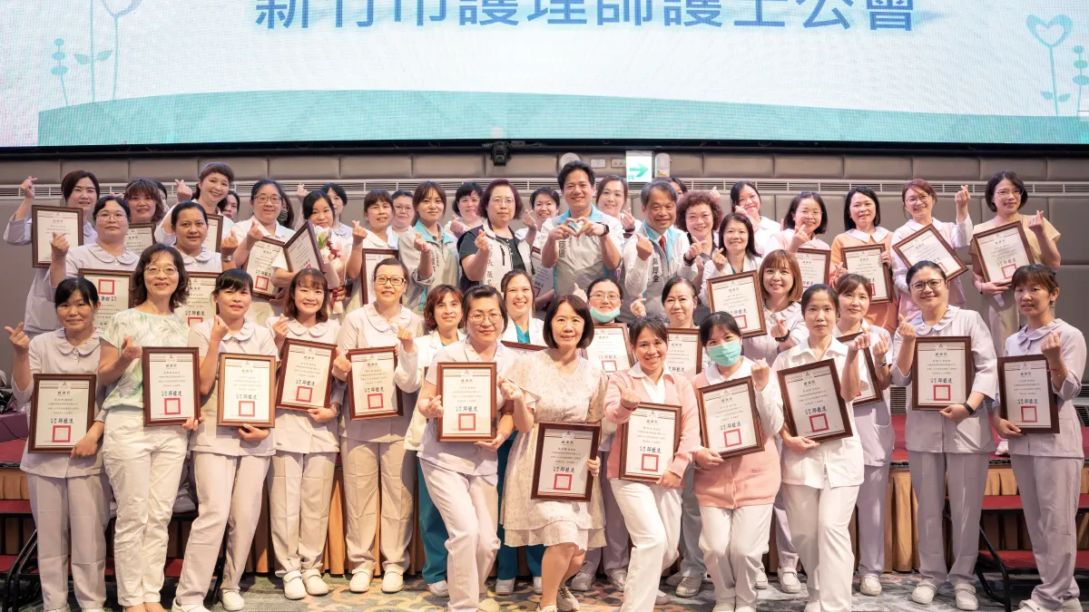 竹市代理市長邱臣遠頒獎表揚竹市資深護理(20年)人員。(圖/新竹市政府提供)