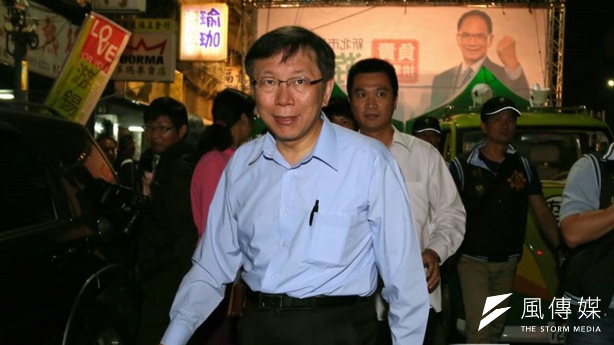 台北市長參選人柯文哲17日晚與民進黨新北市長參選人游錫堃同場造勢。(余志偉攝) 台北市長參選人柯文哲17日晚與民進黨新北市長參選人游錫堃同場造勢。(余志偉攝)