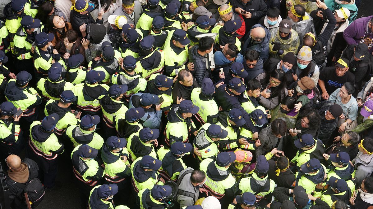 聲援民進黨的青鳥行動曾在2024年底,於立法院外突破柵欄欲進入立法院。(資料照,蔡親傑攝) 聲援民進黨的青鳥行動曾在2024年底,於立法院外突破柵欄欲進入立法院。(資料照,蔡親傑攝)