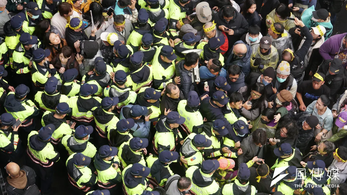 聲援民進黨的青鳥行動於立法院外突破柵欄欲進入立法院與警方爆發衝突。(資料照,蔡親傑攝)