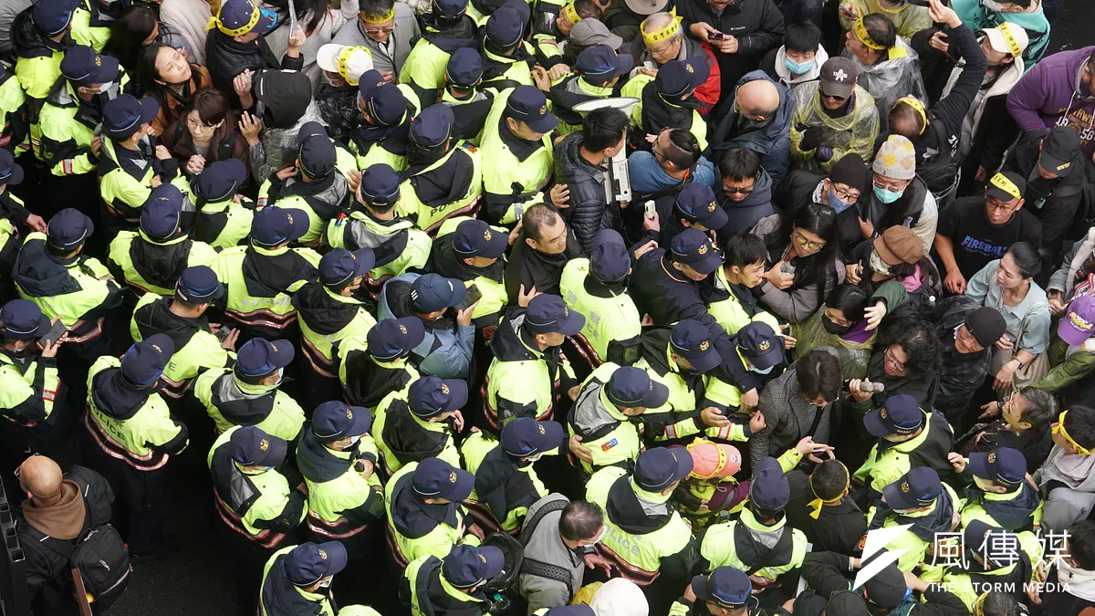 聲援民進黨的青鳥行動於立法院外突破柵欄欲進入立法院與警方爆發衝突。(資料照,蔡親傑攝) 聲援民進黨的青鳥行動於立法院外突破柵欄欲進入立法院與警方爆發衝突。(資料照,蔡親傑攝)