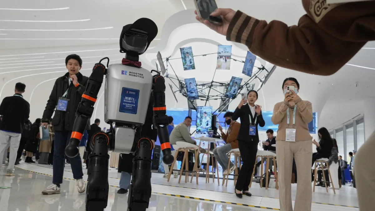 2025年3月28日。在中國北京舉行的中關村論壇上,Booster T1機器人歡迎參觀者。(AP)