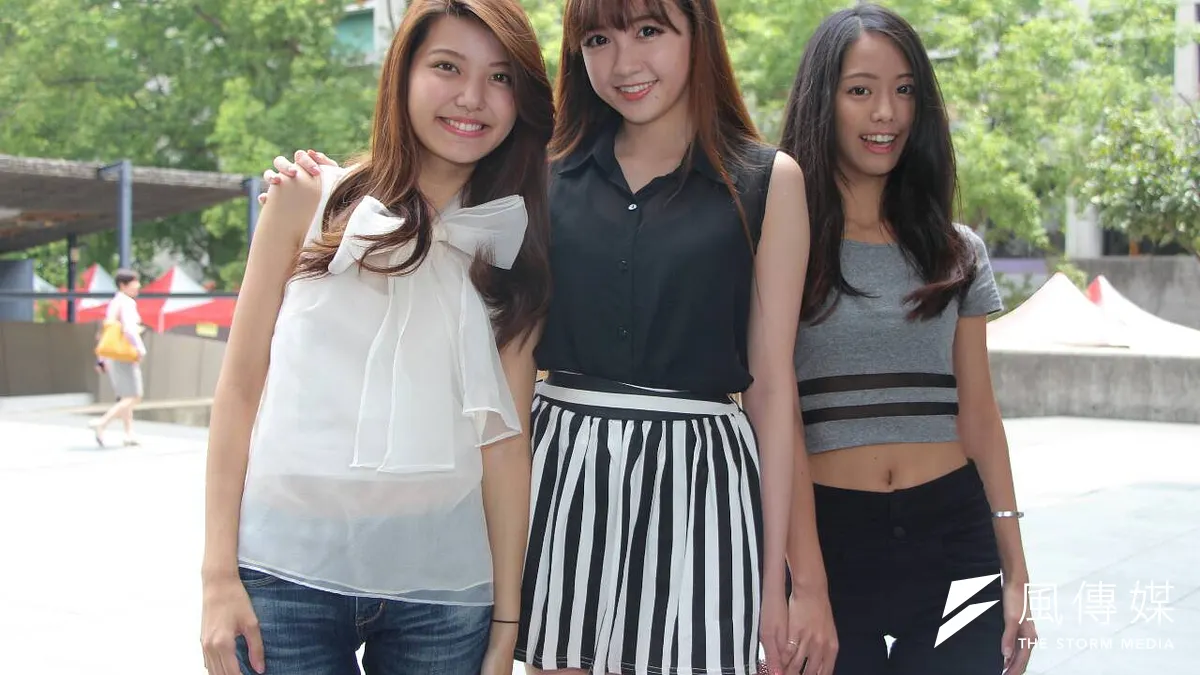 實踐大學104級畢聯會與表特實踐海選了12名應屆畢業的實踐美女發行「畢業季表特月曆」。(葉信菉攝) 實踐大學104級畢聯會與表特實踐海選了12名應屆畢業的實踐美女發行「畢業季表特月曆」。(葉信菉攝)