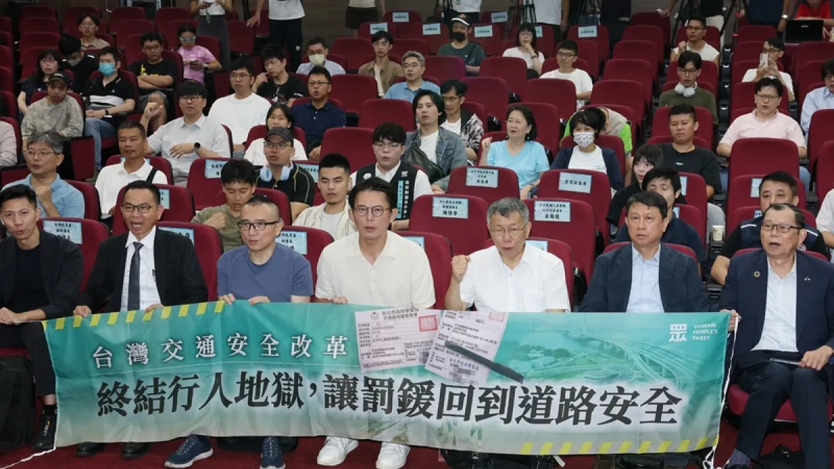 台灣交通安全改革研討會19日在台北舉辦,民眾黨主席黃國昌(前中)、創黨主席柯文哲(前右3)、立法院黨團總召陳清龍(前左2)等人出席,共同呼籲「終結行人地獄,讓罰鍰回到道路安全」。(中央社)