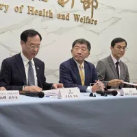 中聯油脂に対する調査が一段落し、陳時中・行政院政務委員(左から3人目)は27日、石崇良・衛生福利部長(同2人目)、姜至剛・食品薬物管理署長(右から2人目)および食品安全の専門家2名と共同記者会見を開き、現時点での調査結果を発表した。(黄天如撮影) 中聯油脂に対する調査が一段落し、陳時中・行政院政務委員(左から3人目)は27日、石崇良・衛生福利部長(同2人目)、姜至剛・食品薬物管理署長(右から2人目)および食品安全の専門家2名と共同記者会見を開き、現時点での調査結果を発表した。(黄天如撮影)
