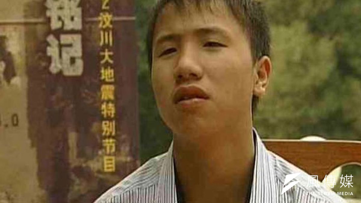 汶川地震小英雄雷楚年長大後成為詐欺犯。(取自微博) 汶川地震小英雄雷楚年長大後成為詐欺犯。(取自微博)