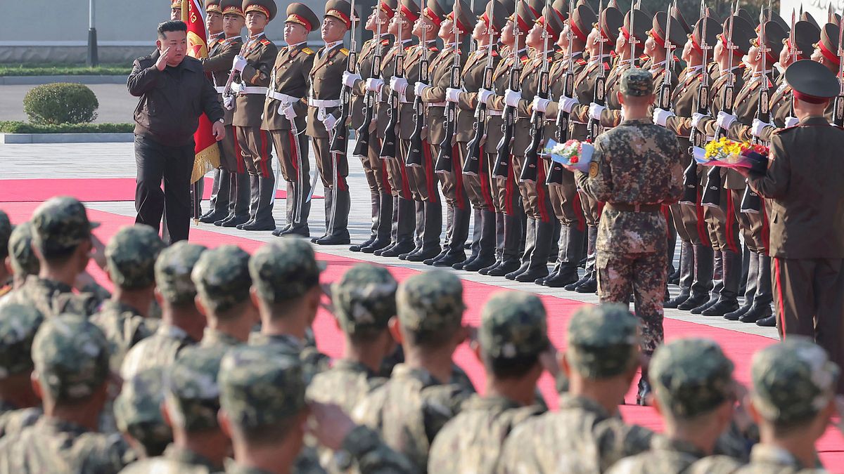 2024年10月17日,朝鮮(北韓)領導人金正恩視察朝軍第二軍指揮部。(美聯社) 2024年10月17日,朝鮮(北韓)領導人金正恩視察朝軍第二軍指揮部。(美聯社)