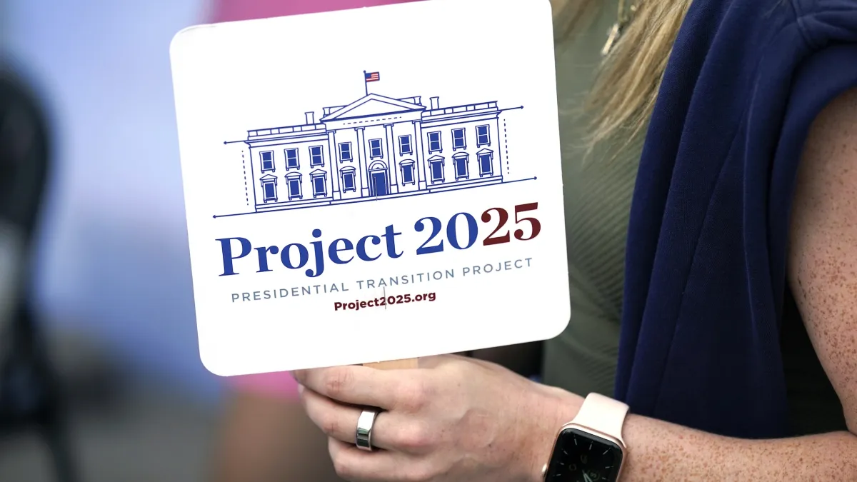 2023年8月14日,愛荷華州的川普支持者在造勢活動中拿著2025計畫(Project 2025)的扇子。(美聯社)