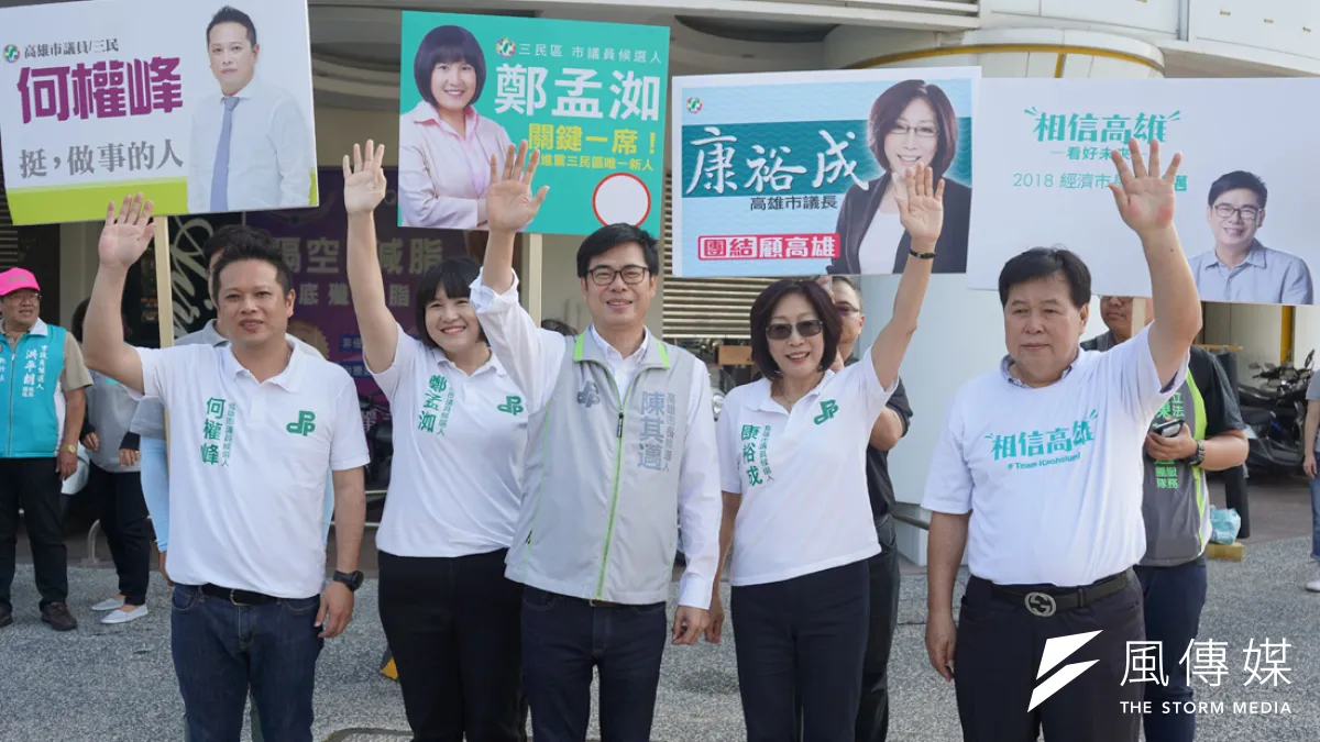 陳其邁(左五)與議長康裕成(左六)雙母雞領軍,偕同三民、左楠、旗鼓鹽議員候選人向市民拜票。(圖/徐炳文攝)