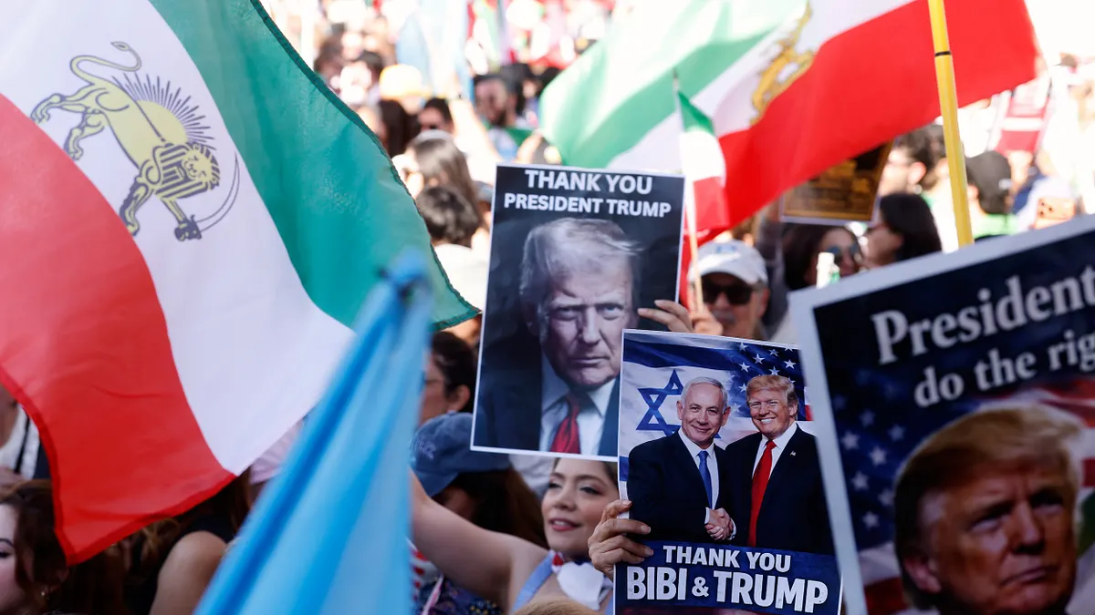 2026年3月1日,洛杉磯民眾上街遊行,聲援美國和以色列對伊朗發動空襲。(美聯社)