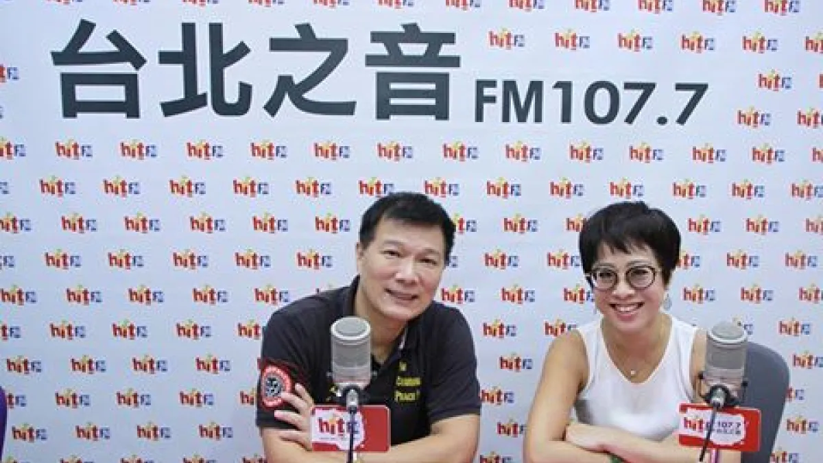 代表社民黨出任不當黨產委員會兼任委員的律師李晏榕(右)今上廣播節目「蔻蔻早餐」受訪中表示,兩週前顧立雄致電邀請出任,當時自己沒想太多馬上答應,事後父親得知後也沒說什麼,只是叮囑她「要低調一點」。(取自Hit Fm聯播網-周玉蔻《蔻蔻早餐》臉書)