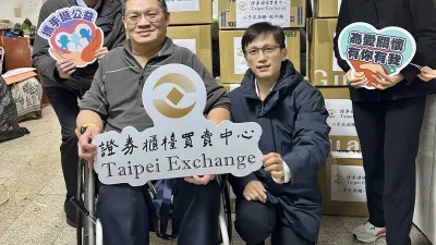 櫃買中心發起「舊衣新愛・溫暖傳遞」公益行動,總共募集到13箱舊衣物贈予伊甸基金會。(櫃買中心提供)