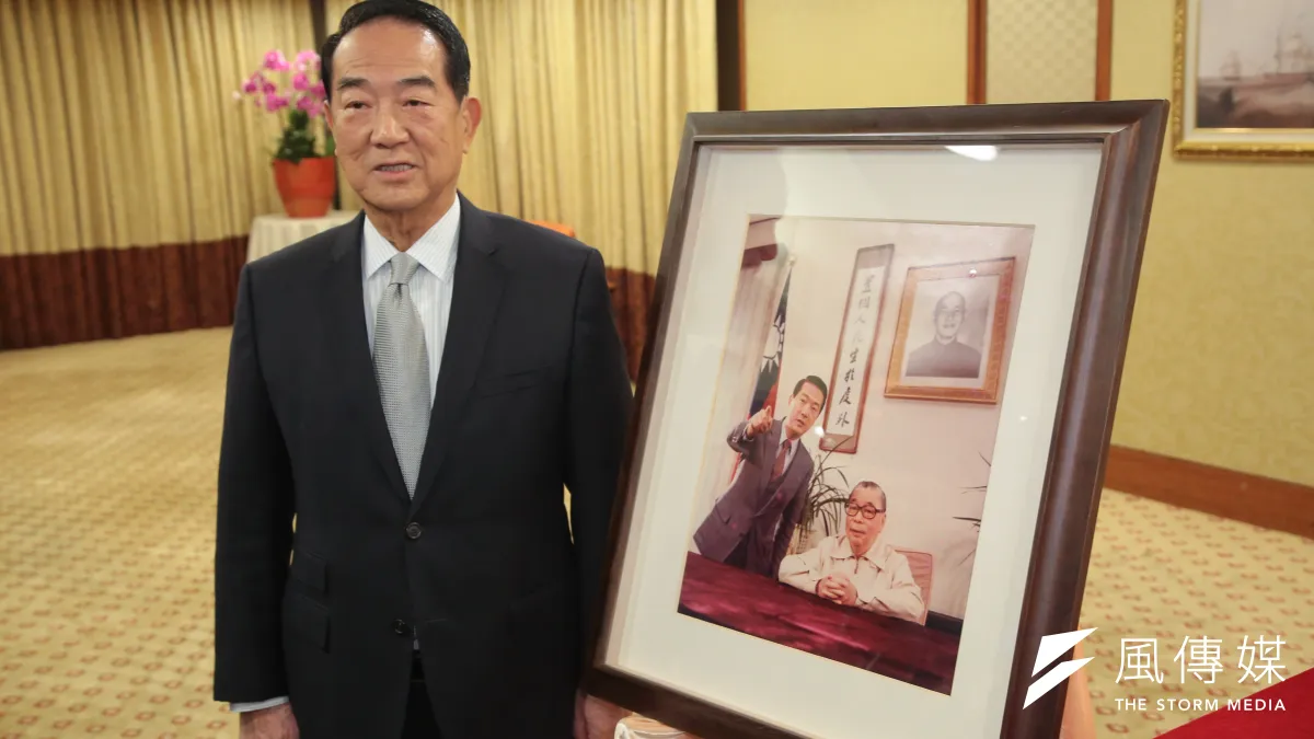 20180112-親民黨主席宋楚瑜12日出席「蔣經國祕書報告!」新書發表記者會。(顏麟宇攝)