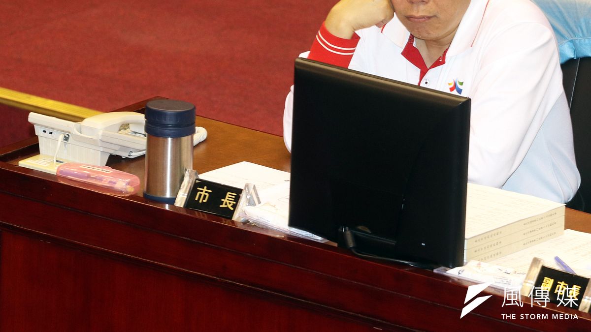 臺北市長柯文哲嘲笑星馬的鳥籠政治,可謂溫和維護「台灣民主尊嚴」的方式,也緩和對政治不正確的獵巫。(圖為柯文哲備詢百無聊賴/蘇仲泓攝) 臺北市長柯文哲嘲笑星馬的鳥籠政治,可謂溫和維護「台灣民主尊嚴」的方式,也緩和對政治不正確的獵巫。(圖為柯文哲備詢百無聊賴/蘇仲泓攝)